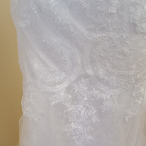 Elegant White Lace Wedding Dress - Picture 4 of 7